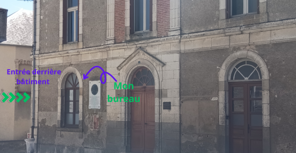 Entrée derrière bâtiment
